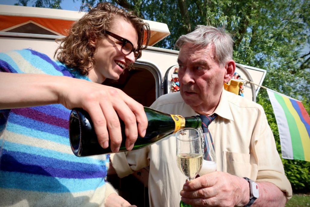 Teun Toebes در حال ریختن شامپاین برای بهترین دوستش Ad، در جشن تولد 24 سالگی خود در خانه سالمندان