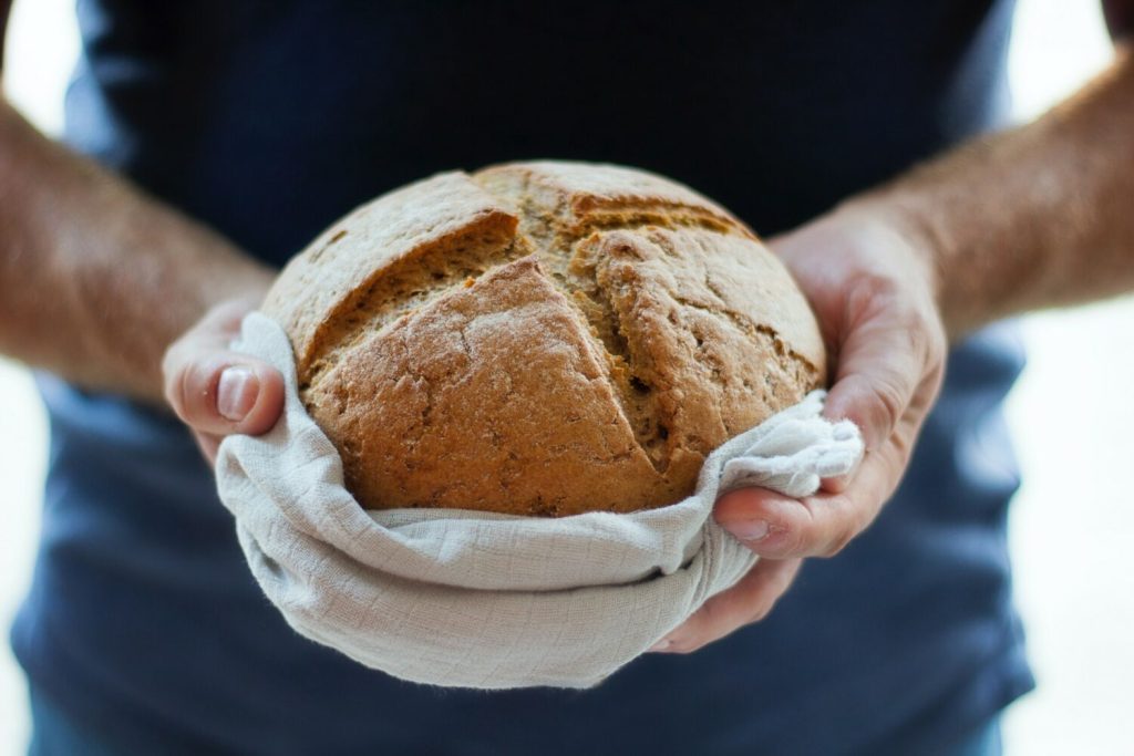 نان های پخته شده در خانه را می توان در سطل نان یا کیسه پارچه ای نگهداری کرد و پلاستیک را کاهش داد. تصویر: کیت رمر