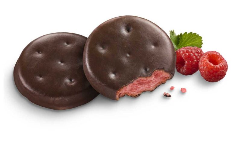 وب‌سایت Girl Scouts Raspberry Rally را «بیسکویت نازک و ترد با طعم تمشک و آغشته به روکش شکلاتی» می‌نامد.